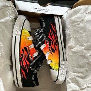 BOYS CONVERSE SHOES SIZE 10